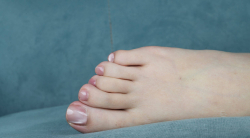 【aapary模拍】烧烤小新的脚摆上餐盘开吃啦（100P）