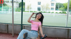 【裸足】高挑泰国留学生里里校园里展示40码修长美足（一）【40P】