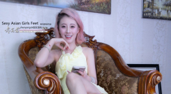 Beautiful Asian girl Liyuner shows off her sexy big feet (204P)