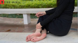 【裸足】清纯可爱的姑娘阮阮放假后约在校园拍摄裸足(中)【76P】