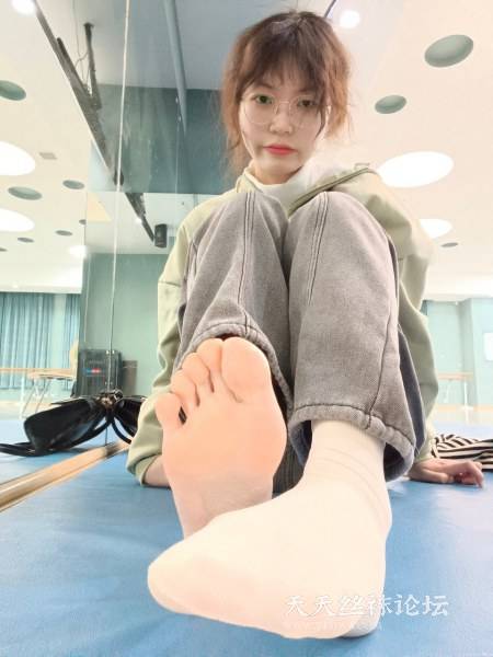 【高颜值裸足】甜美舞蹈生小蕾展示黑丝白丝裸足+阿黑颜表情40p3v