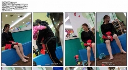 室内亲子园宝妈带娃玉足特写