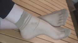 【南国足艺】可爱女生雅雅桌上肉丝美脚，性感丝袜脚诱惑！