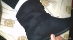 欧美男子脱下熟睡女友的长靴白袜 近距离偷舔脚